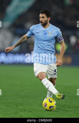 Il centrocampista italiano della Lazio Danilo Cataldi controlla la palla durante la partita di calcio dei quarti di finale della Coppa italia SS Lazio vs AS Roma allo Stadio Olimpico il 17 dicembre 2023, a Roma. Foto Stock