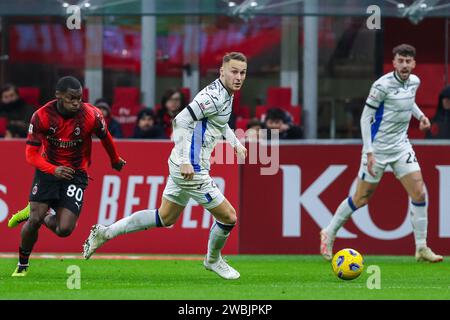 Milano, Italia. 10 gennaio 2024. Teun Koopmeiners dell'Atalanta BC (C) e Yunus Musah dell'AC Milan (L) visti in azione durante la partita di Coppa Italia 2023/24 tra l'AC Milan e l'Atalanta BC allo Stadio San Siro, Milano, Italia il 10 gennaio 2024 - foto FCI/Fabrizio Carabelli PUNTEGGIO FINALE : Milano 1 | 2 credito Atalanta: SOPA Images Limited/Alamy Live News Foto Stock