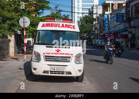 Da Nang, Vietnam - 28 ottobre 2023: Un'ambulanza parcheggiata in una strada da un ospedale. Foto Stock