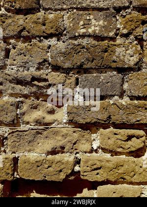 Fotografia di un vecchio muro di mattoni rossi in tinta seppia. Foto Stock