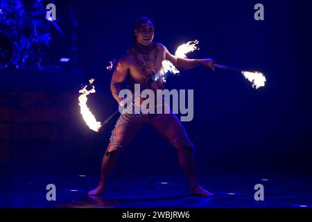 Londra, Regno Unito. 10 gennaio 2024. Nella foto: La ballerina Falaniko Solomona Penesa si esibisce al Cirque Du Soleil 'Alegria - in a New Light' alla Royal Albert Hall. Credito: Justin ng/Alamy Live News Foto Stock