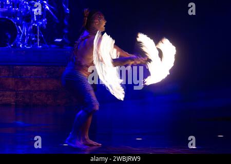 Londra, Regno Unito. 10 gennaio 2024. Nella foto: La ballerina Falaniko Solomona Penesa si esibisce al Cirque Du Soleil 'Alegria - in a New Light' alla Royal Albert Hall. Credito: Justin ng/Alamy Live News Foto Stock