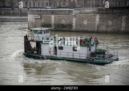 Bateau pousseur LAFARGE CIMENT sur le fleuve de la Seine à Parigi Francia, 10 gennaio 2024. Foto Stock