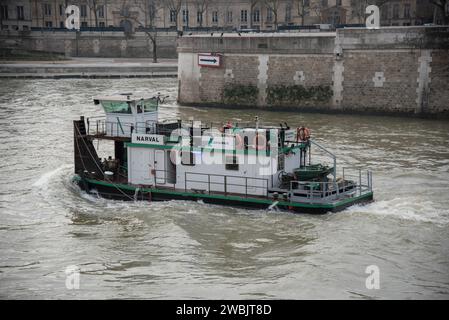 Bateau pousseur LAFARGE CIMENT sur le fleuve de la Seine à Parigi Francia, 10 gennaio 2024. Foto Stock