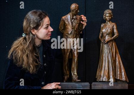 Londra, Regno Unito. 11 gennaio 2024. Poppy Field, studiosa della Queen Elizabeth Scholarship Trust, mostra le sue maquettes in bronzo dei suoi monumenti della Royal Albert Hall della Regina Elisabetta II e del Principe Filippo, che sono stati svelati da HM Re Carlo III e la Regina Camilla a novembre - The Mayfair Antiques & fine Art Fair, London Marriott Hotel Grosvenor Square. Crediti: Guy Bell/Alamy Live News Foto Stock