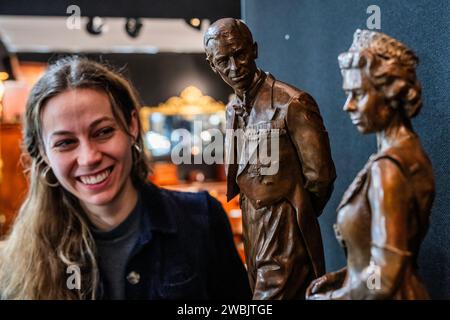 Londra, Regno Unito. 11 gennaio 2024. Poppy Field, studiosa della Queen Elizabeth Scholarship Trust, mostra le sue maquettes in bronzo dei suoi monumenti della Royal Albert Hall della Regina Elisabetta II e del Principe Filippo, che sono stati svelati da HM Re Carlo III e la Regina Camilla a novembre - The Mayfair Antiques & fine Art Fair, London Marriott Hotel Grosvenor Square. Crediti: Guy Bell/Alamy Live News Foto Stock