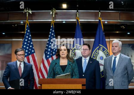 Il presidente della conferenza repubblicana della camera Elise Stefanik (repubblicano di New York), al centro, è Unito il presidente della camera dei rappresentanti degli Stati Uniti Mike Johnson (repubblicano della Louisiana), a sinistra, il rappresentante degli Stati Uniti Mike Flood (repubblicano del Nebraska), secondo da destra, la maggioranza della camera Whip Tom Emmer (repubblicano del Minnesota), a destra, durante una conferenza stampa al Campidoglio degli Stati Uniti a Washington, DC, mercoledì 10 gennaio 2024. Credito: Rod Lamkey / CNP /MediaPunch Foto Stock