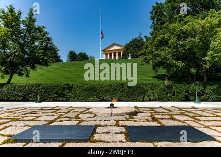 Le due tombe di John F. Kennedy e di sua moglie con la fiamma eterna presso l'Arlington National Military Cemetery Memorial a Washington DC, (USA). Foto Stock