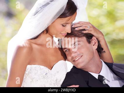 Matrimonio, bacio e matrimonio con coppia, all'aperto e amore con romanticismo, partnership e impegno. Natura uomo e donna con Santa unione, romantico o. Foto Stock