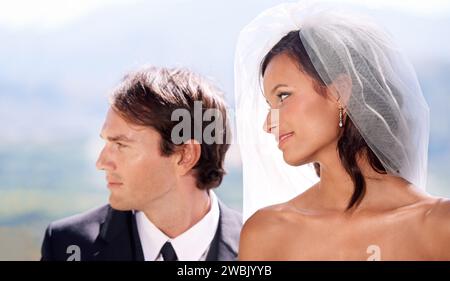 Matrimonio, sorriso e matrimonio con coppia, all'aperto e amore con romanticismo, partnership e impegno. Natura uomo e donna con Santa unione, romantico e.. Foto Stock