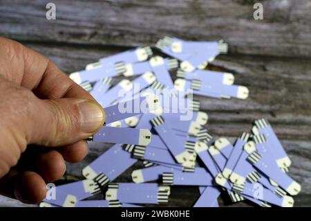 strisce reattive per pazienti diabetici che misurano lo zucchero nel sangue (glicemia) a casa isolato su sfondo di legno, strisce reattive per misurare il sangue Foto Stock