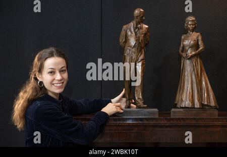 Londra; Regno Unito; 11 gennaio; 2024. La Mayfair Antiques & fine Art Fair apre al Marriott Hotel in Grosvenor Square dal 11-14 gennaio. Le attrazioni principali includono: Studiosa della Queen Elizabeth Scholarship Trust, Poppy Field (foto) che mostra le sue maquettes in bronzo dei suoi monumenti della Royal Albert Hall della Regina Elisabetta II e del Principe Filippo, che sono stati svelati da HM re Carlo III e dalla Regina Camilla a novembre. Questa sarà la prima vetrina pubblica delle maquettes, una possibilità di vederle a livello degli occhi, non possibile in situ in alto nelle loro nicchie sul portico sud della Royal Albert Hall. Credito: Malcolm Park/al Foto Stock