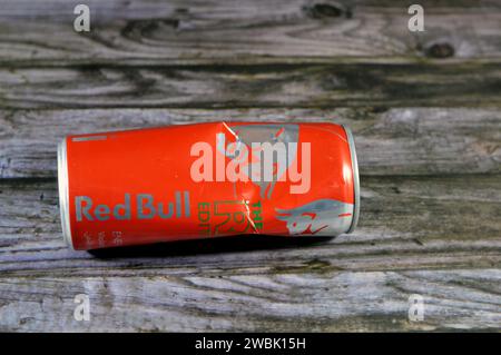 Cairo, Egitto, 9 gennaio 2024: Bevanda energetica Red Bull schiacciata, una marca di bevande energetiche creata e di proprietà della società austriaca Red Bull GmbH, Foto Stock