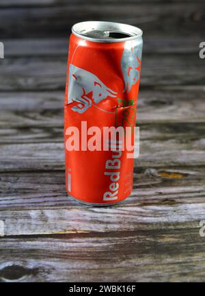 Cairo, Egitto, 9 gennaio 2024: Bevanda energetica Red Bull schiacciata, una marca di bevande energetiche creata e di proprietà della società austriaca Red Bull GmbH, Foto Stock