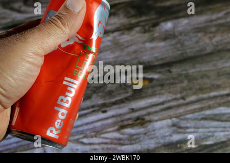Cairo, Egitto, 9 gennaio 2024: Bevanda energetica Red Bull schiacciata, una marca di bevande energetiche creata e di proprietà della società austriaca Red Bull GmbH, Foto Stock