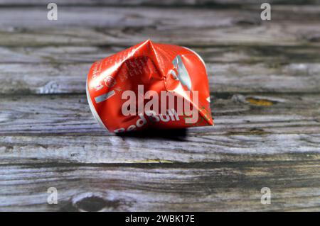 Cairo, Egitto, 9 gennaio 2024: Bevanda energetica Red Bull schiacciata, una marca di bevande energetiche creata e di proprietà della società austriaca Red Bull GmbH, Foto Stock