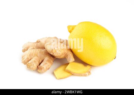 Limone e zenzero isolati su sfondo bianco. Vista dall'alto Foto Stock