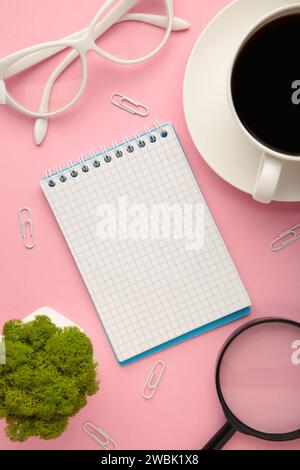 I miei obiettivi come memo sul notebook con una tazza di caffè su sfondo rosa. Vista dall'alto. Foto Stock