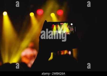 Le luci luminose del palco illuminano un concerto. Il bagliore giallo si irradia dallo stadio. Foto Stock