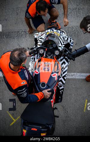 Vista dall'alto della moto KTM Red Bull di Brad Binder nei box prima di partire per i test 2024 sul circuito di Valencia in Spagna. Foto Stock