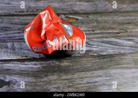 Cairo, Egitto, 9 gennaio 2024: Bevanda energetica Red Bull schiacciata, una marca di bevande energetiche creata e di proprietà della società austriaca Red Bull GmbH, Foto Stock