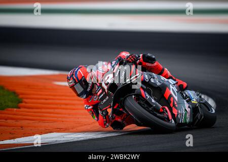 Il pilota spagnolo di MotoGP Maverick Vinales si allena a test 2024 sul team Aprilia Racing sul circuito di Valencia, in Spagna Foto Stock