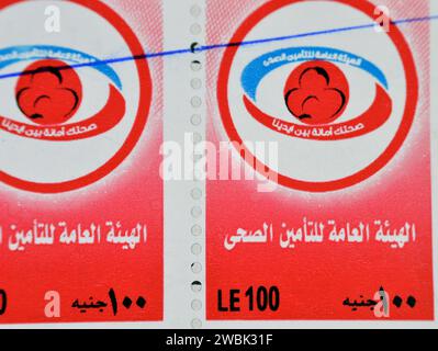 Cairo, Egitto, 10 gennaio 2024: Bollo egiziano per i servizi sanitari, traduzione (l'Autorità generale per l'assicurazione sanitaria, ci prendiamo cura della vostra h Foto Stock