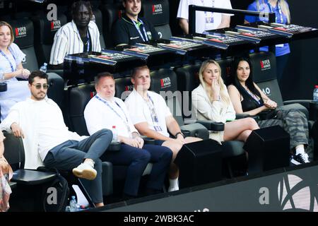 Melbourne, Victoria, Australia. 11 gennaio 2024. MELBOURNE, AUSTRALIA - 11 GENNAIO: Jackson Warne e Dani Willis guardano Novak Djokovic dalla Serbia e Stefanos Tsitsipas dalla Grecia giocare l'uno contro l'altro durante una partita di beneficenza davanti all'Australian Open 2024 al Melbourne Park l'11 gennaio 2024 a Melbourne, in Australia. (Immagine di credito: © Chris Putnam/ZUMA Press Wire) SOLO USO EDITORIALE! Non per USO commerciale! Foto Stock