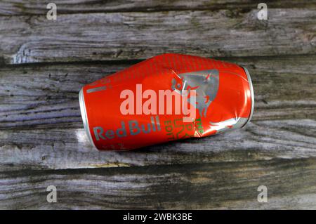 Cairo, Egitto, 9 gennaio 2024: Bevanda energetica Red Bull schiacciata, una marca di bevande energetiche creata e di proprietà della società austriaca Red Bull GmbH, Foto Stock