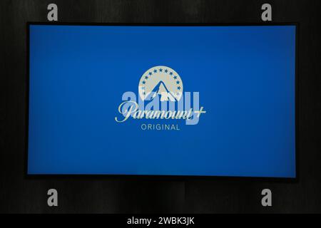 Nikolaev, Ucraina - 20 novembre 2021. In questa immagine è riportato lo sfondo del logo Paramount Pictures Corporation. Vista dall'alto. Foto Stock