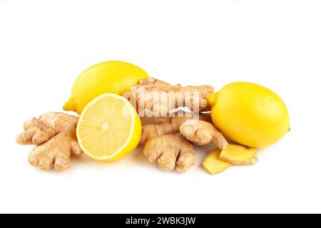 Limone e zenzero isolati su sfondo bianco. Vista dall'alto Foto Stock