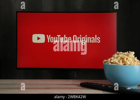 Nikolaev, Ucraina - 20 novembre 2021. Logo YouTube e applicazione sul TV. YouTube è un sito Web per la condivisione di video. Vista dall'alto Foto Stock