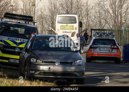 Wetteren, Belgio. 11 gennaio 2024. La figura mostra un Flixbus alla stazione di polizia di Wetteren, giovedì 11 gennaio 2024. A Wetteren, nelle Fiandre orientali, la polizia stradale ha sorpassato un autobus Flixbus giovedì mattina dopo che un passeggero ha sentito diverse persone parlare di aver commesso un attacco. Tre persone sono state arrestate e l'autobus è in fase di controllo. L'autobus era in viaggio da Lille (Francia) a Bruxelles. BELGA PHOTO JAMES ARTHUR GEKIERE Credit: Belga News Agency/Alamy Live News Foto Stock