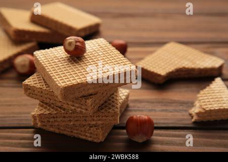 Wafer di cioccolato su sfondo marrone con nocciola vista dall'alto Foto Stock