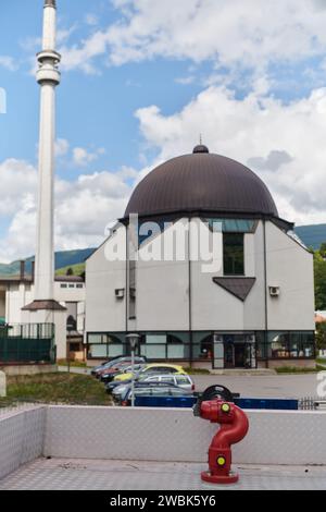 Una vista mozzafiato della splendida moschea nella città di Novi Travnik, Bosnia centrale, che mostra i suoi incredibili dettagli architettonici e riflessi Foto Stock