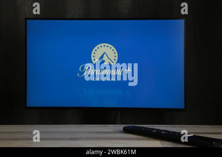 Nikolaev, Ucraina - 20 novembre 2021. In questa foto è riportato il logo Paramount Pictures Corporation sullo sfondo. Vista dall'alto. Foto Stock