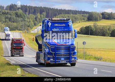 Convoglio di camion al Power Truck Show 2023 da Helsinki e Naantali ad Alaharma, Finlandia, con Scania T650 blu re di New York. 10 agosto 2023. Foto Stock