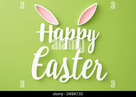 Saluto di primavera: Buona Pasqua con orecchie di coniglietto su sfondo verde vivace Foto Stock
