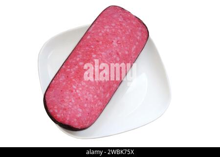 Salame tagliato su un piatto bianco isolato su fondo bianco. Foto Stock