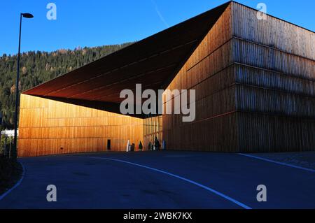 Il Centro Congressi di Davos, la città più alta d'Europa delle Alpi svizzere, dove si svolge il Forum economico Mondiale Foto Stock