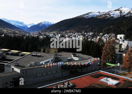 Il Centro Congressi World Economic Forum (WEF) di Davos, la città più alta d'Europa delle Alpi svizzere Foto Stock