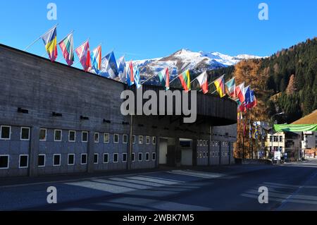 Il Centro Congressi World Economic Forum (WEF) di Davos, la città più alta d'Europa delle Alpi svizzere Foto Stock