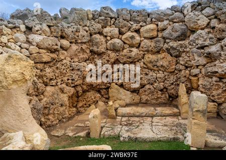 Xaghra, Malta - 20 dicembre 2023: Vista dettagliata delle rovine del tempio neolitico di Ggantija sull'isola di Gozo a Malta Foto Stock