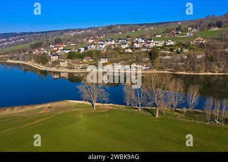 La frazione di Chaillexon nel comune francese di Villers-le-Lac sulle rive del fiume di confine Doubs, Département Doubs, Francia Foto Stock