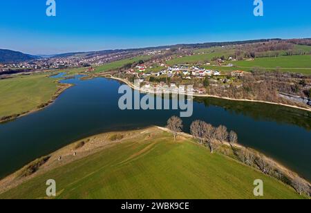 Lago di Lac des Brenets nella valle del fiume di confine Doubs, di fronte alla frazione di Chaillexon nel comune francese di Villers-le-Lac, Les Brenets, cantone di Neuchatel, Svizzera Foto Stock