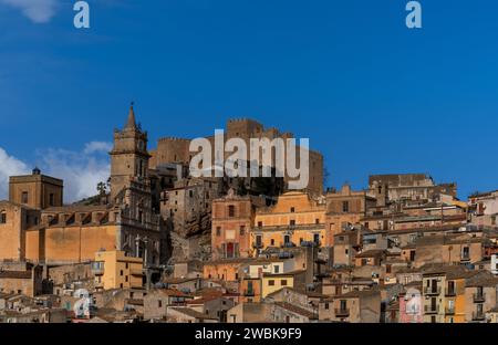 Caccamo, Italia - 7 gennaio 2024: Vista della città montana siciliana di Caccamo con la chiesa e il castello normanno Foto Stock