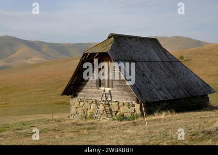 Un vecchio fienile di legno a Zlatibor, Serbia Foto Stock