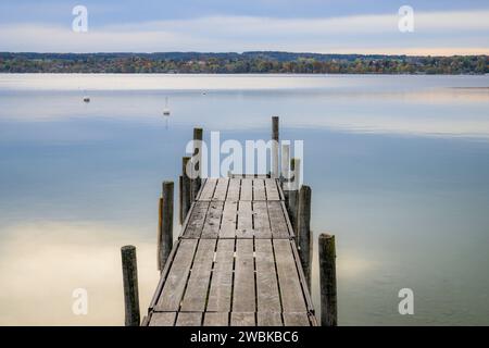 Molo sul lago Ammersee, distretto di Starnberg, Baviera, Germania Foto Stock