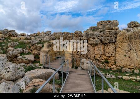 Xaghra, Malta - 20 dicembre 2023: passerella che conduce alle rovine del tempio neolitico di Ggantija sull'isola di Gozo a Malta Foto Stock