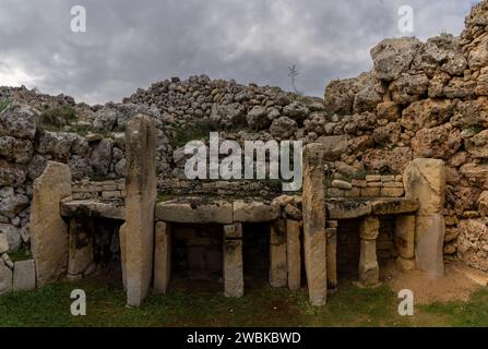 Xaghra, Malta - 20 dicembre 2023: Vista dettagliata delle rovine del tempio neolitico di Ggantija sull'isola di Gozo a Malta Foto Stock